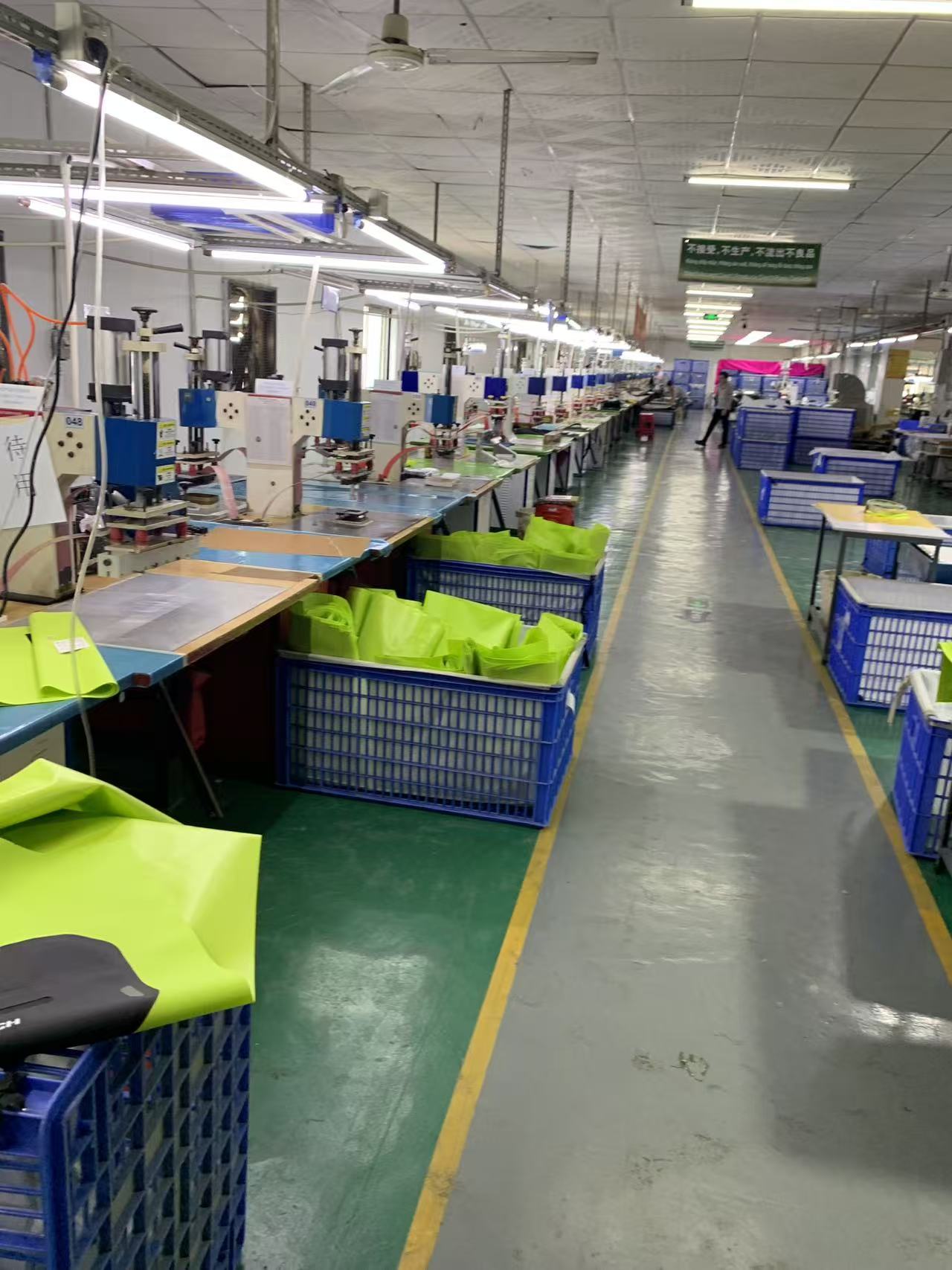 داخل یک دوره تولید: چگونه یک کیف موتورسیکلت ضد آب Hi-Vis در Sealock ساخته می شود